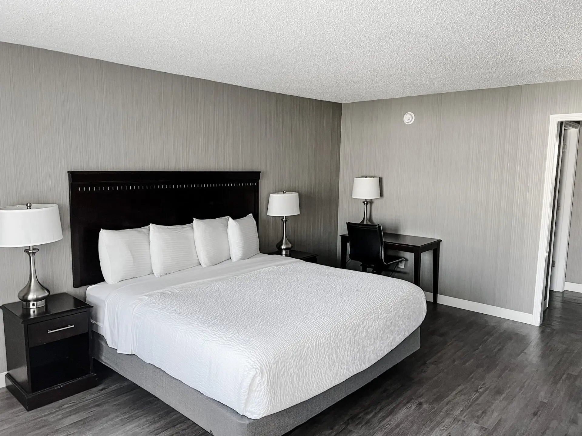 courtyard king room